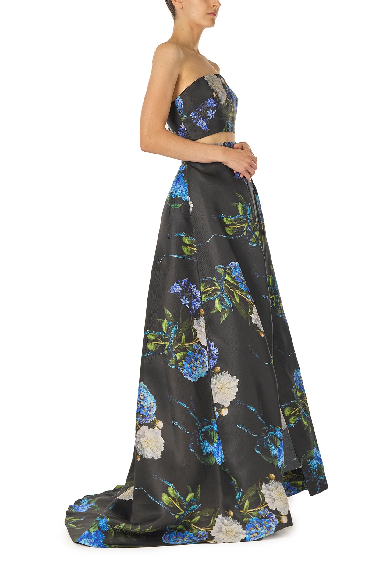 Monique Lhuillier Fall 2024 Pleated ball skirt with pockets and high front leg slit in Night Sky Hydrangea Printed Gazar - right side.
