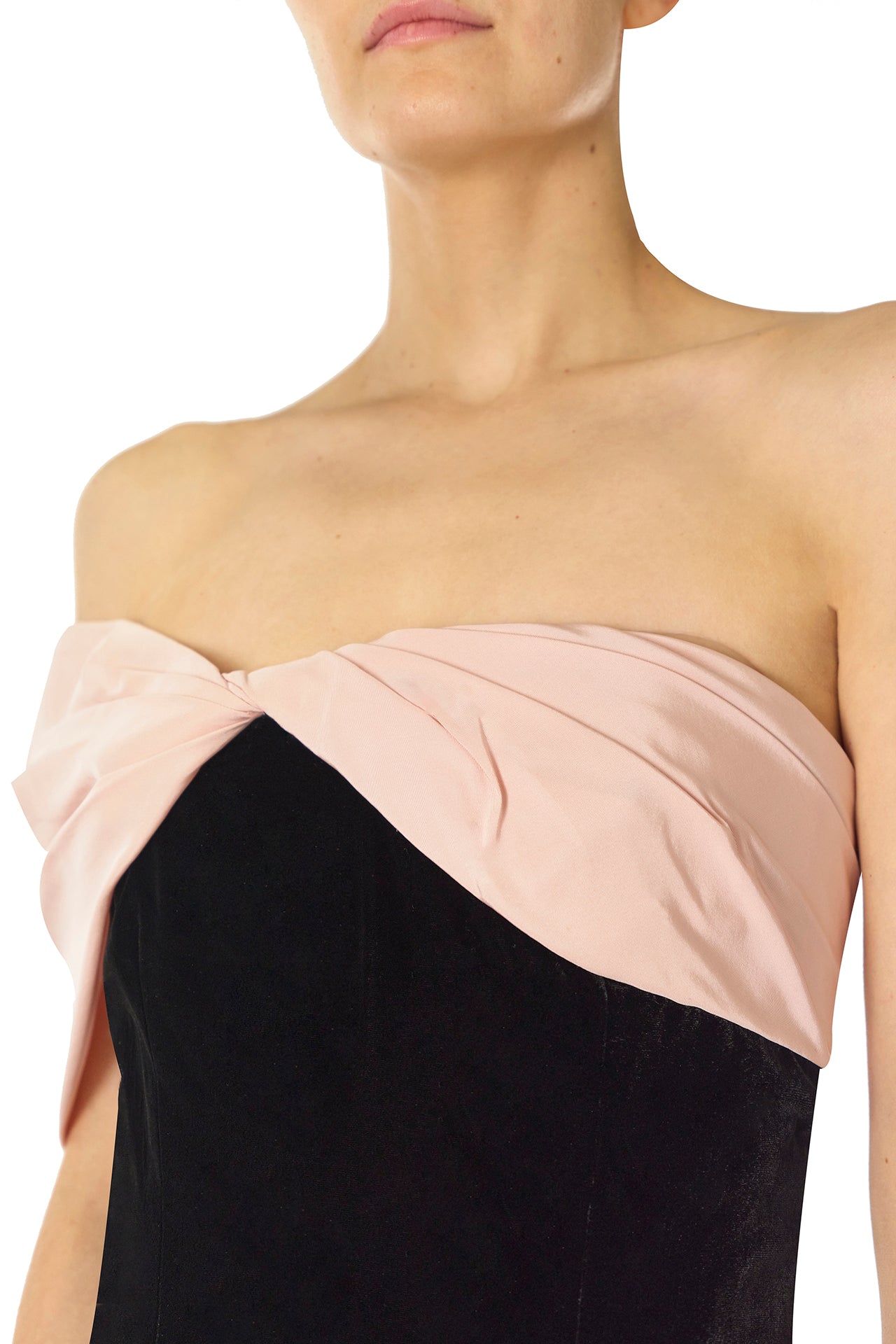 Monique Lhuillier Fall 2024 black velvet off the shoulder sheath dress with pale blush draped, asymmetric twist detail at neckline - neckline.