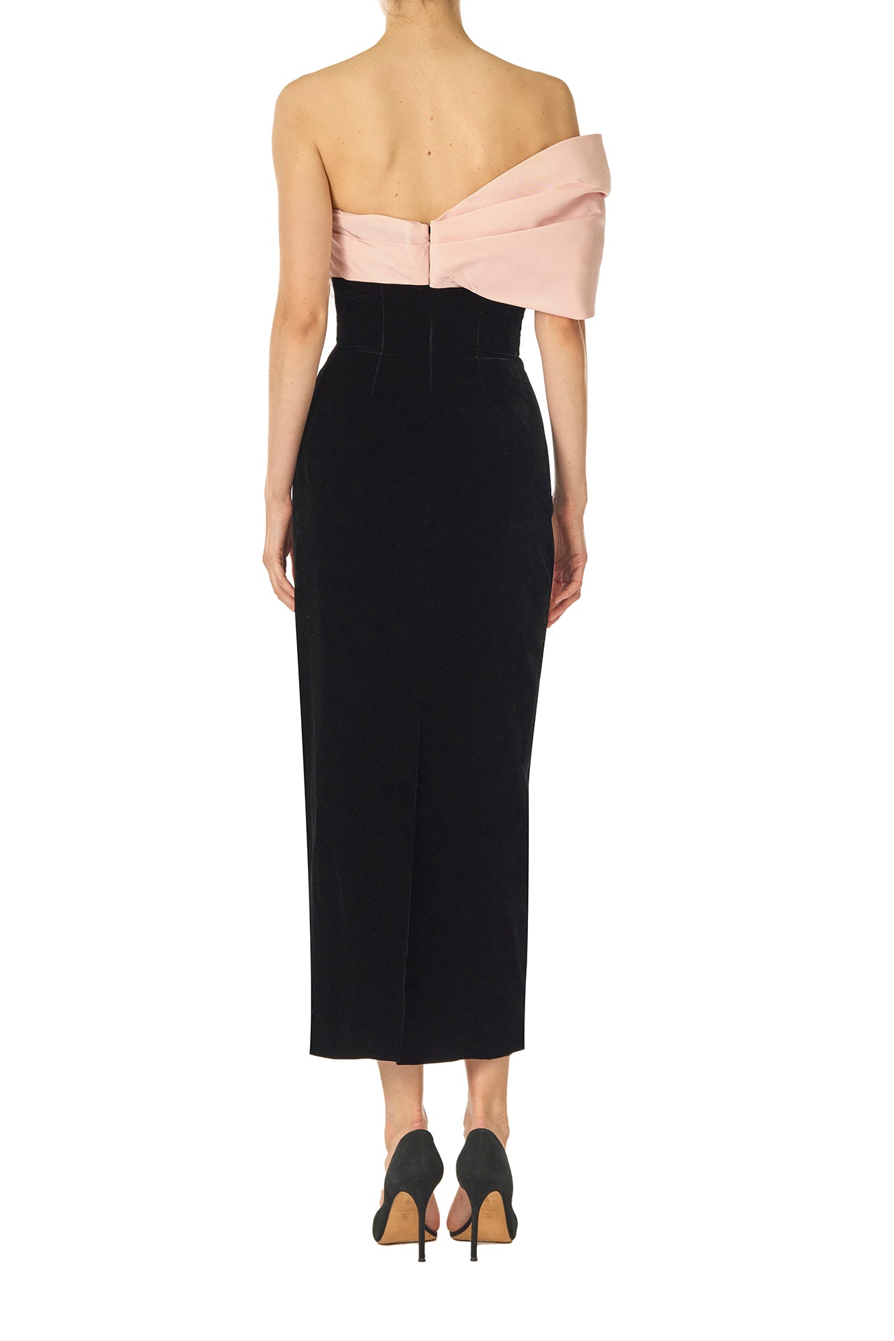 Monique Lhuillier Fall 2024 black velvet off the shoulder sheath dress with pale blush draped, asymmetric twist detail at neckline - back.