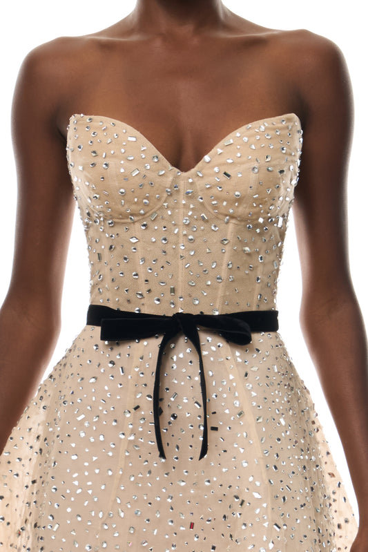 Nude Hot Fix Organza Sweetheart tea
- length cocktail dress with velvet belt- fabric.