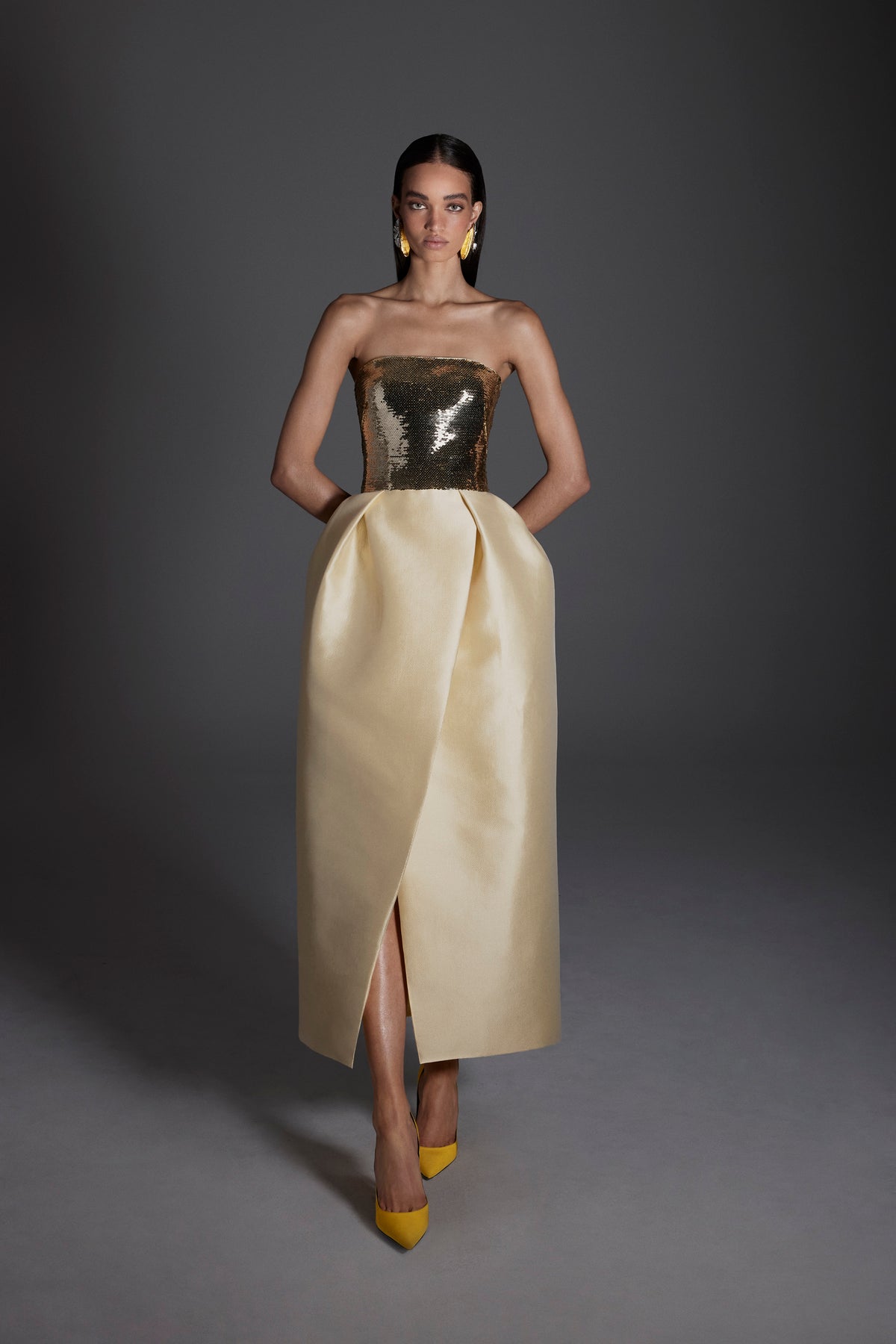 Monique Lhuillier Fall 2026 pale yellow/gold Mikado pique and sequin strapless bodice and pleated skirt cocktail dress - lookbook.