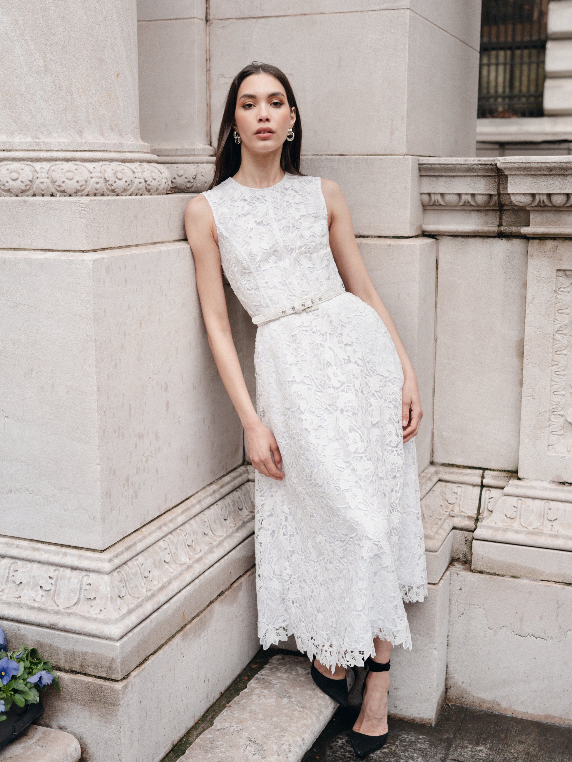 Monique Lhuillier Fall 2025 Silk White orchid lace sleeveless dress with belt - lookbook photo. 