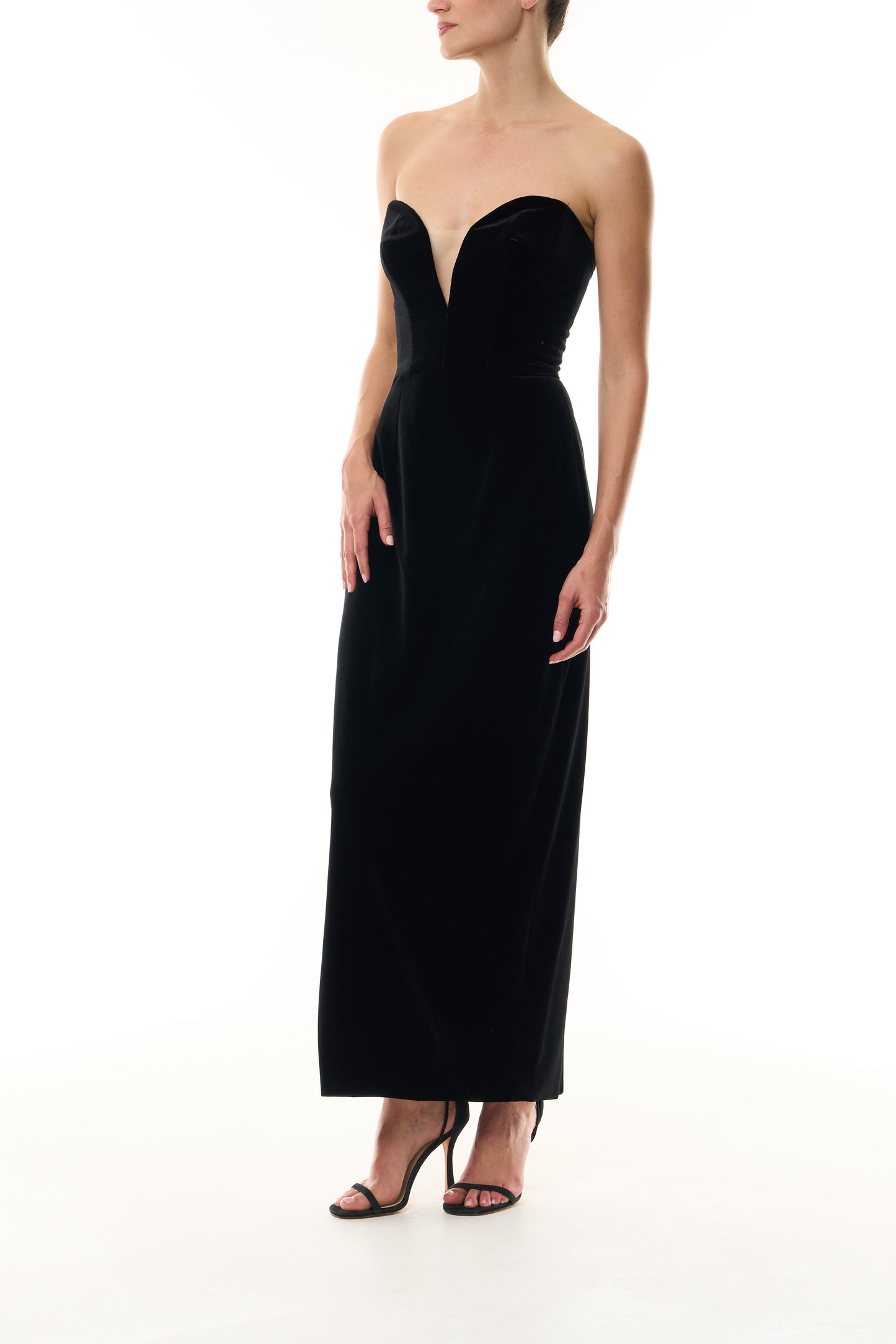 Monique Lhuillier Fall 2023 Noir strapless velvet cocktail dress with deep plunging sweetheart neckline - side.