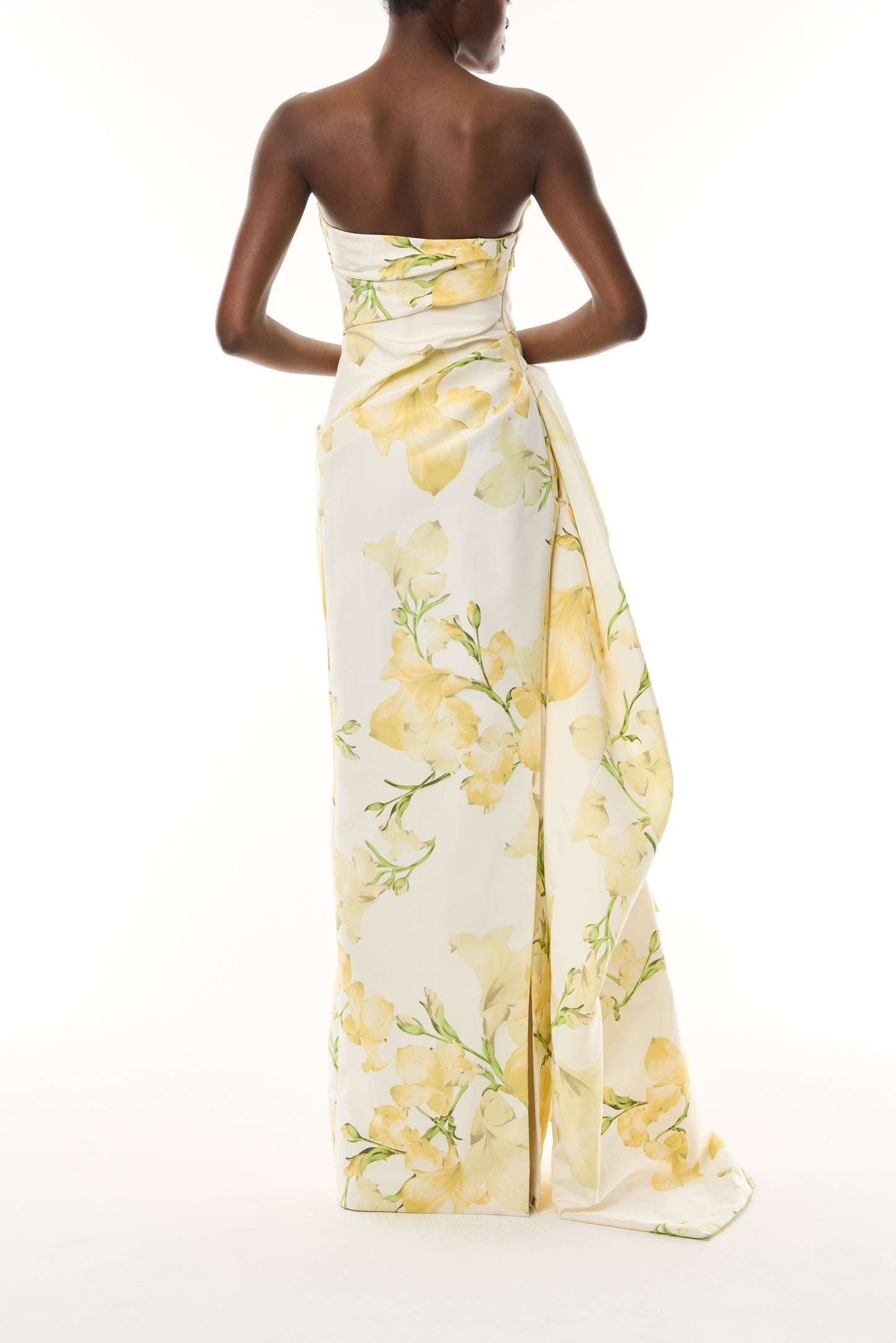 Monique Lhuillier Fall 2026 Pale Yellow/Multi Snapdragon Printed
Faille Strapless draped bodice
gown with side train - back.