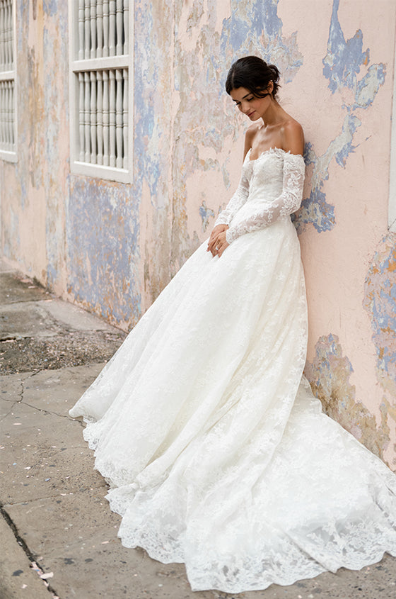 Monique lhuillier long 2025 sleeve wedding dress