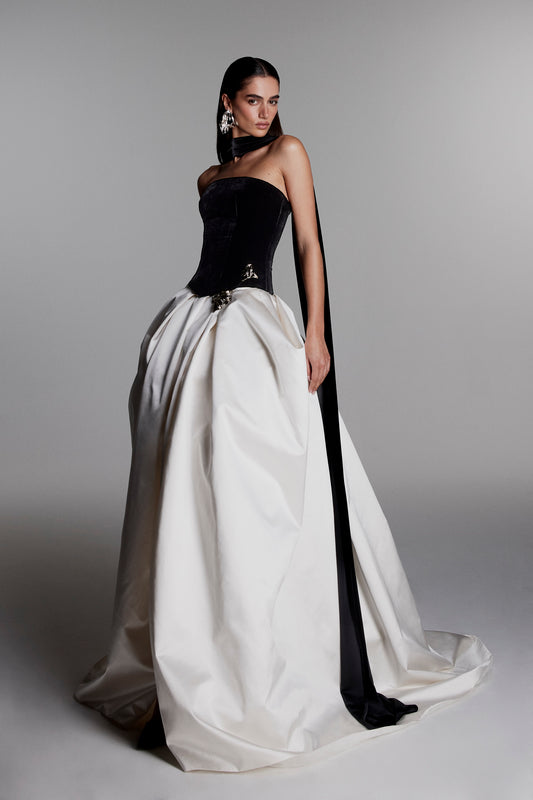 Monique Lhuillier Fall 2026 Noir/Silk White velvet and duchesse satin Strapless
dropped waist ball gown with floral
embellishment and scarf - lookbook.