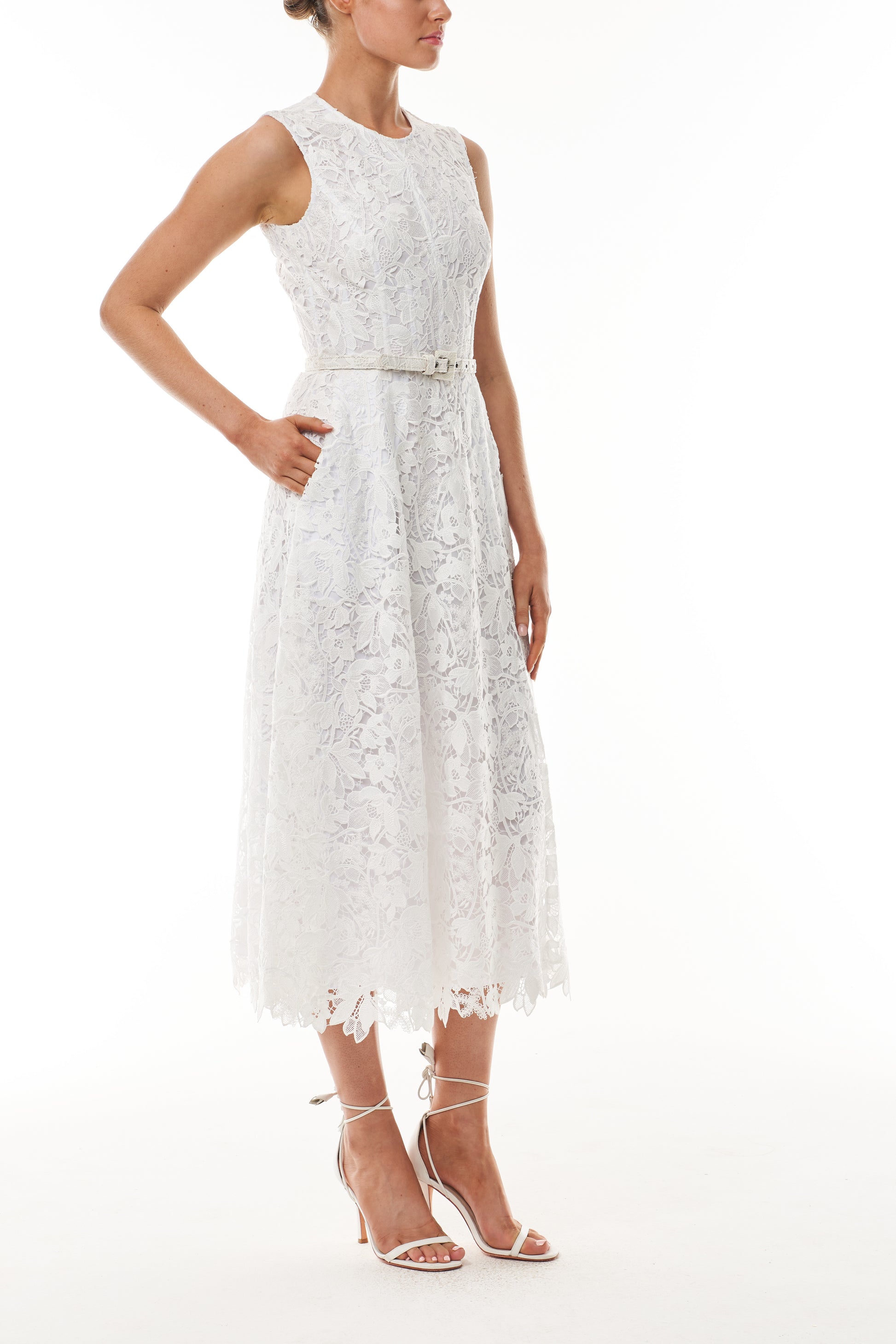 Monique Lhuillier Fall 2025 Silk White orchid lace sleeveless dress with belt - side.