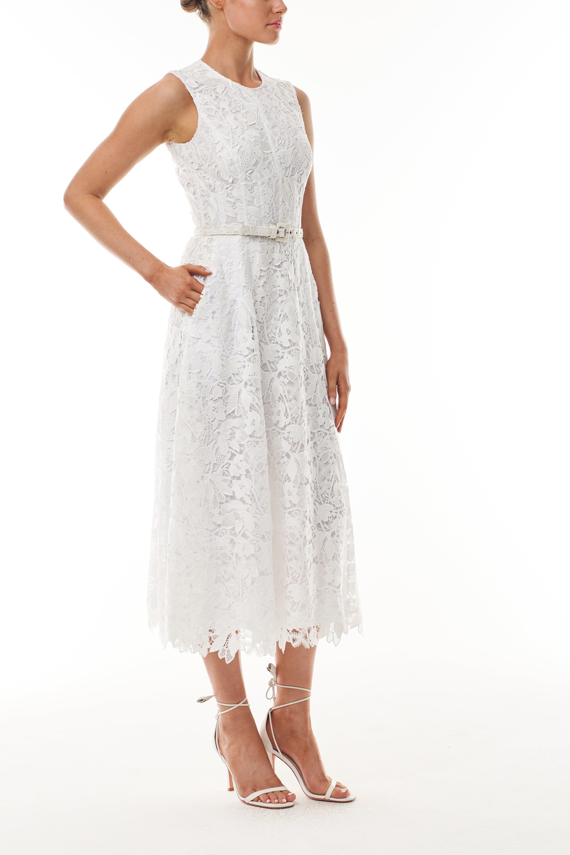 Monique Lhuillier Fall 2025 Silk White orchid lace sleeveless dress with belt - side.