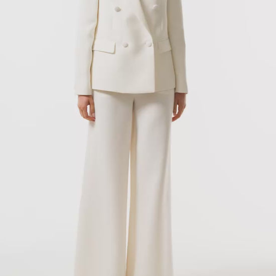 Monique Lhuillier Spring 2025 Long sleeve, double-breasted tuxedo jacket in Silk White wool/silk suiting - video.