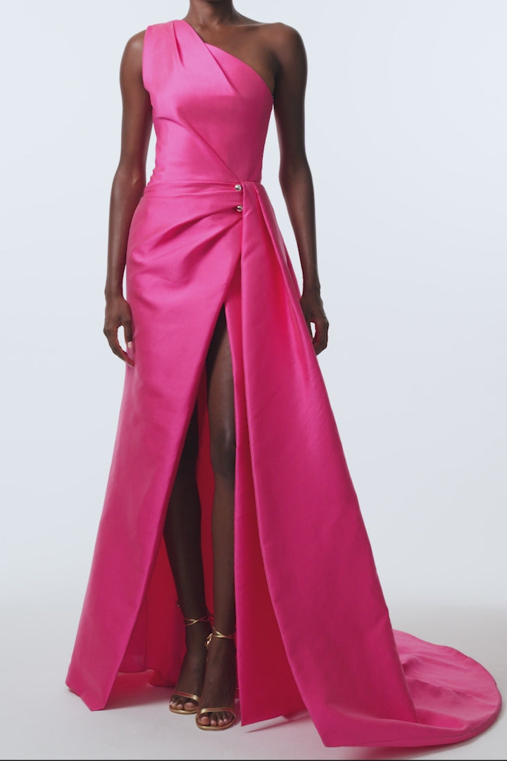 Monique Lhuillier Spring 2026 Flamingo Mikado One shoulder draped gown with train and gold ball piercing - video.