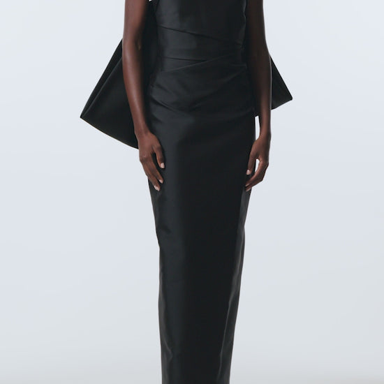 Monique Lhuillier Fall 2025 Noir strapless column gown with sweetheart neckline and back bow draping - video.