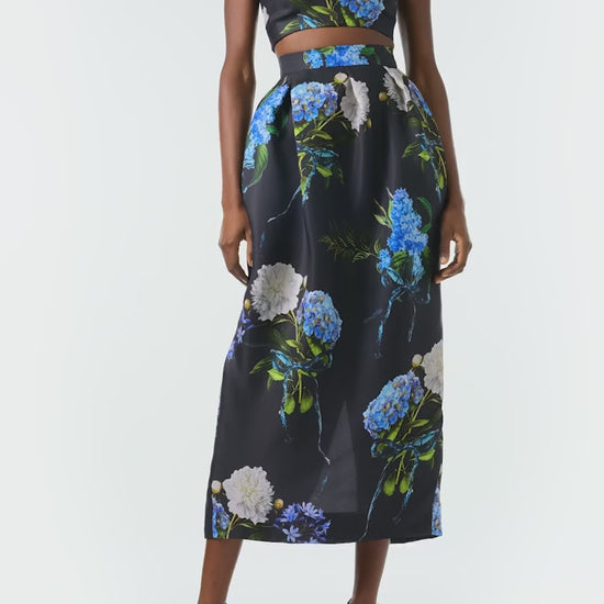 Monique Lhuillier Fall 2024 midi skirt with pockets in Night Sky Multi floral printed gazar - video.