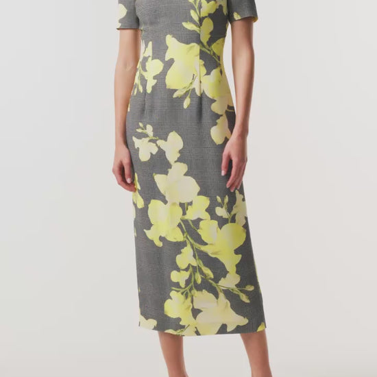 Monique Lhuillier Fall 2026 short sleeve sheath dress in Glen Plaid Snapdragon Printed Crepe Suiting -video. 