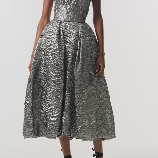 Monique Lhuillier Fall 2026 Chrome Lamé Rose Jacquard Strapless midi bubble
skirt cocktail dress - video. 