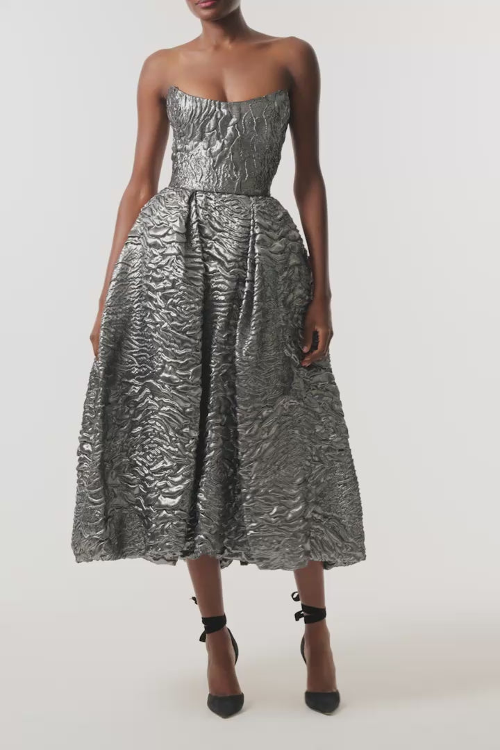 Monique Lhuillier Fall 2026 Chrome Lamé Rose Jacquard Strapless midi bubble
skirt cocktail dress - video. 