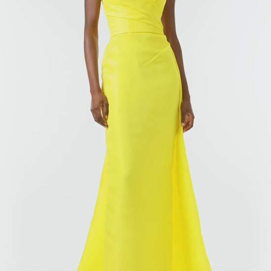 Monique Lhuillier Spring 2024 yellow strapless gown with sweetheart neckline and train - video.