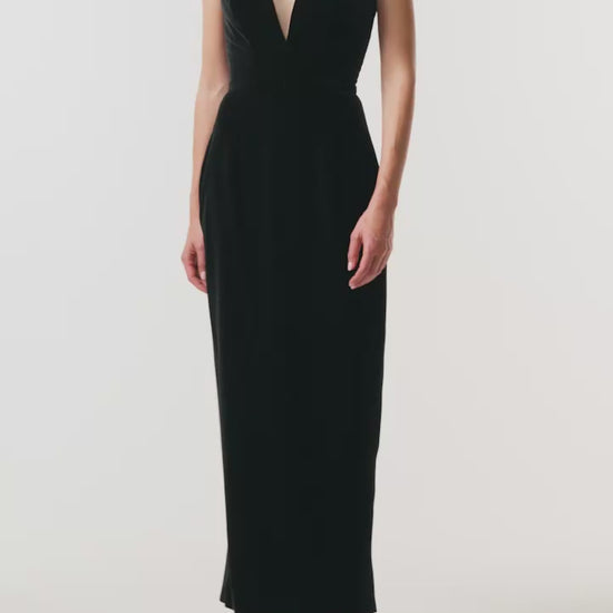 Monique Lhuillier Fall 2023 Noir strapless velvet cocktail dress with deep plunging sweetheart neckline - video.