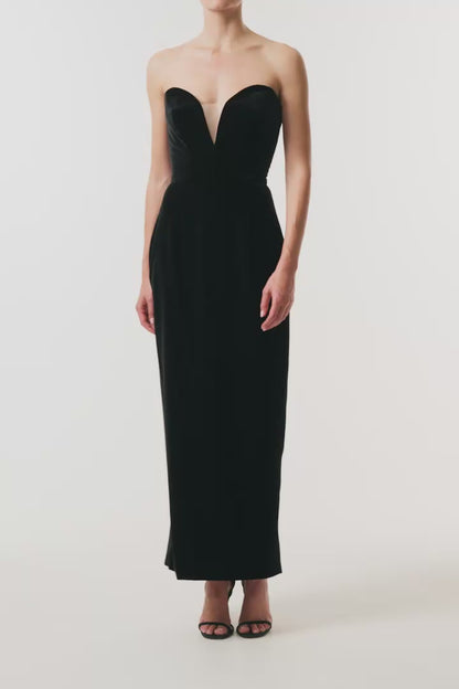 Monique Lhuillier Fall 2023 Noir strapless velvet cocktail dress with deep plunging sweetheart neckline - video.