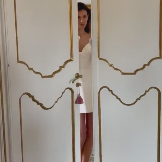 Lila opera length gloves in silk white satin - video.