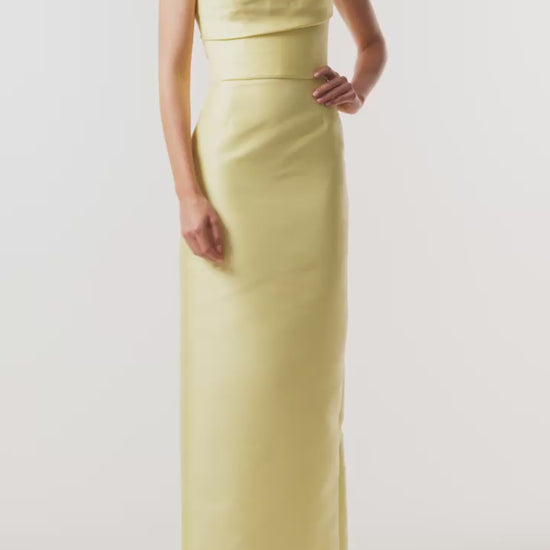 Monique Lhuillier Fall 2026 Pale yellow Mikado Piqué strapless column gown with train - video.