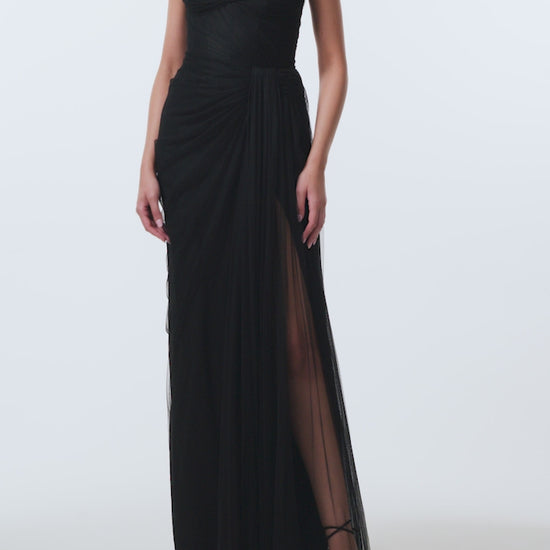 Monique Lhuillier Spring 2026 Strapless draped gown with detachable wrap
and streamers in Noir Spanish tulle - video.