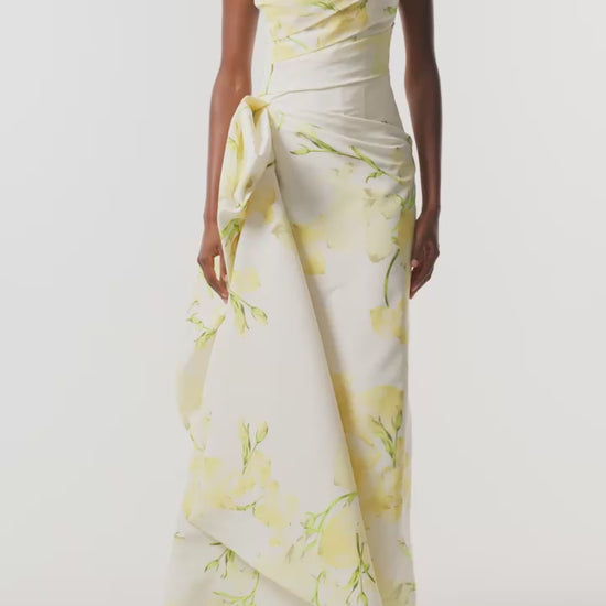 Monique Lhuillier Fall 2026 Pale Yellow/Multi Snapdragon Printed
Faille Strapless draped bodice
gown with side train - video.