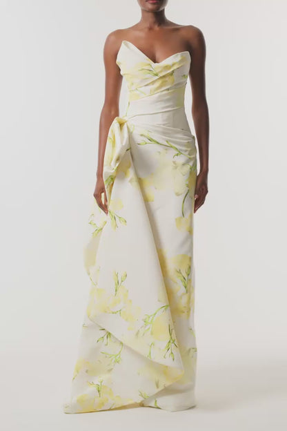 Monique Lhuillier Fall 2026 Pale Yellow/Multi Snapdragon Printed
Faille Strapless draped bodice
gown with side train - video.